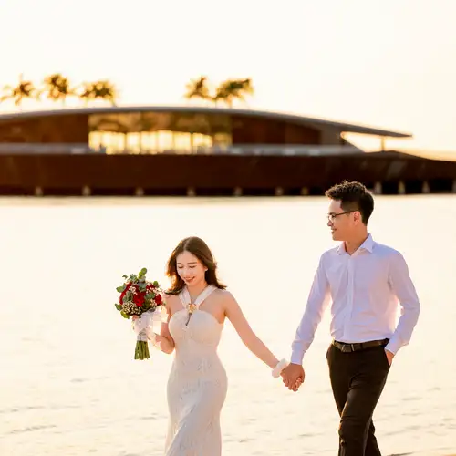 Cặp đôi chụp ảnh cưới bên bờ biển Phú Quốc lúc hoàng hôn