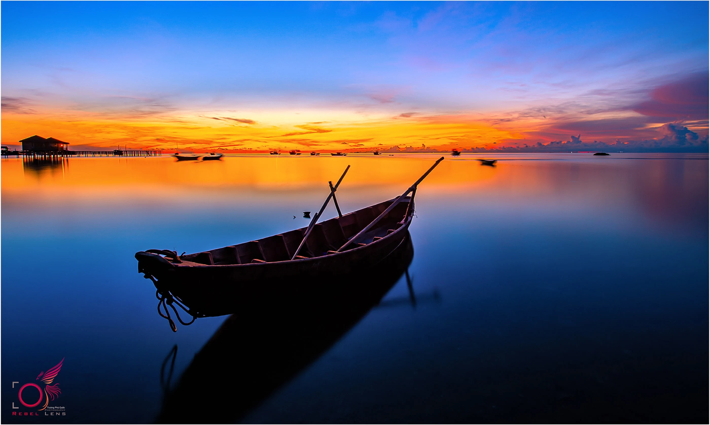 Thuyền gỗ truyền thống trên biển lúc hoàng hôn được sáng tạo cho đối tác kinh doanh du lịch Phú Quốc