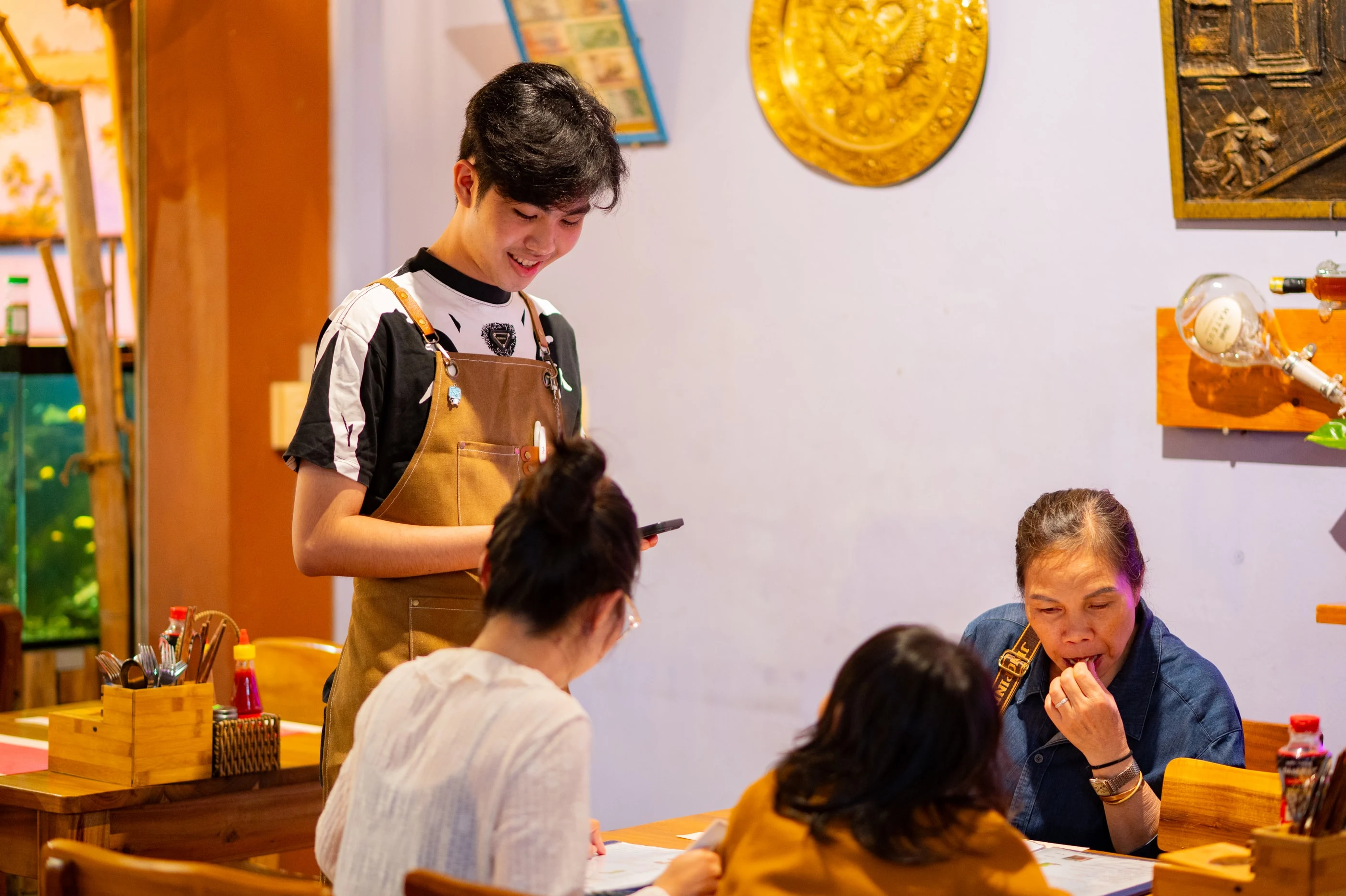 Nhân viên phục vụ thực khách trong dự án sản xuất nội dung nhà hàng và dịch vụ lưu trú tại Phú Quốc