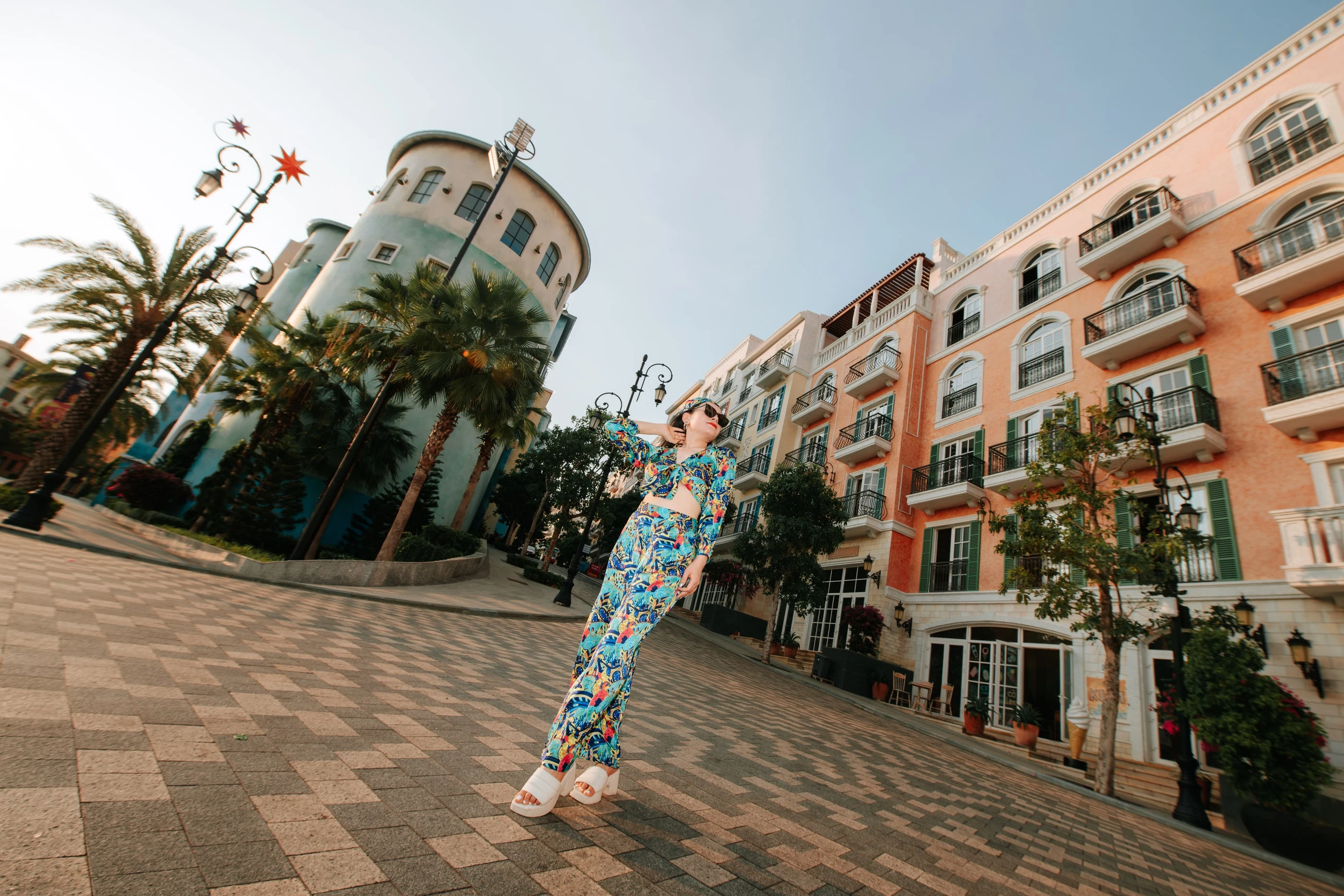 Người phụ nữ mặc trang phục họa tiết chụp ảnh thời trang trên phố tại Sunset Town Phú Quốc