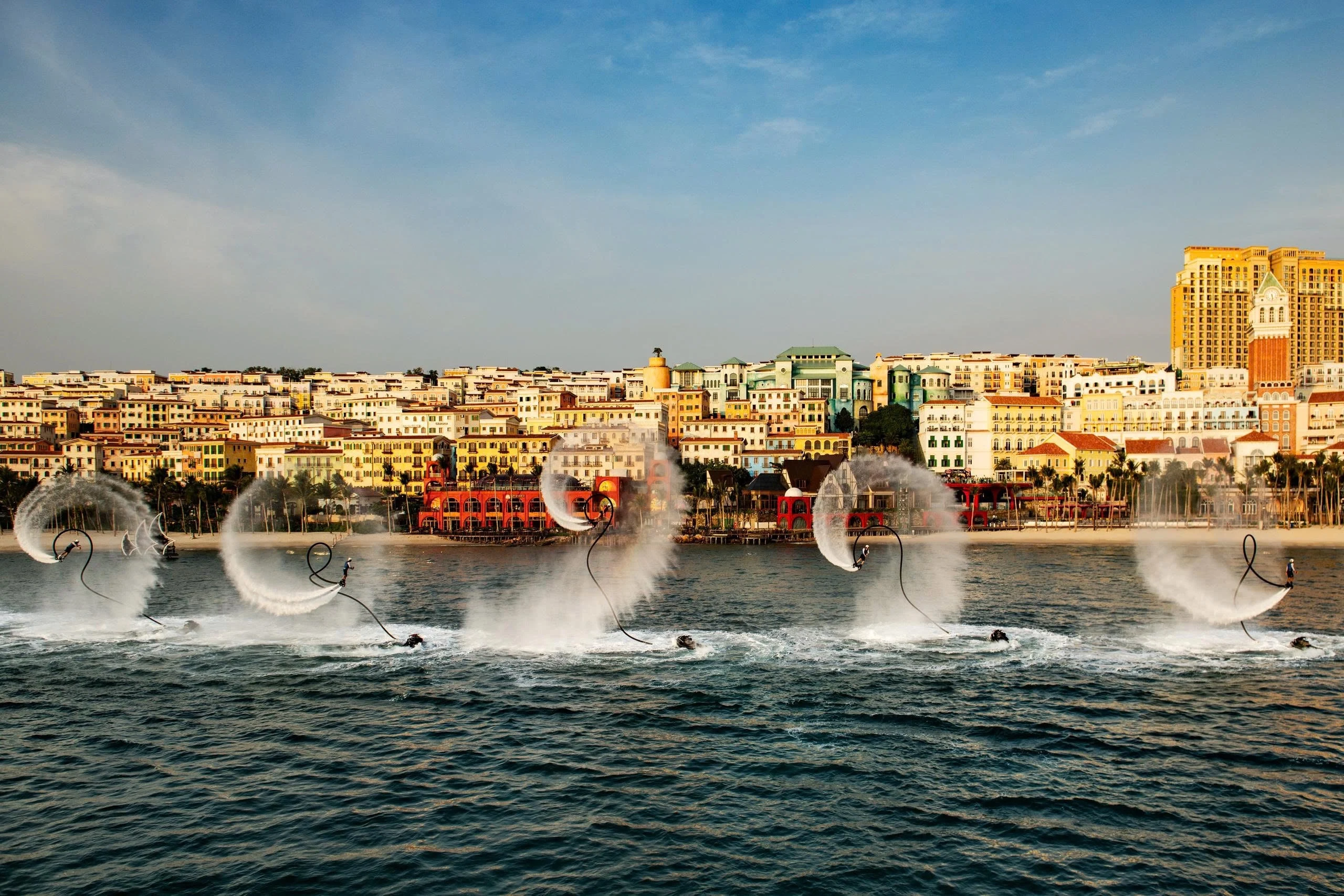 Trình diễn flyboard trước Sunset Town được ghi hình cho chiến dịch marketing du lịch Phú Quốc
