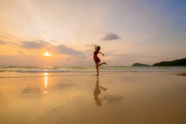 Cô gái tạo dáng trên bãi biển Phú Quốc trong ánh hoàng hôn